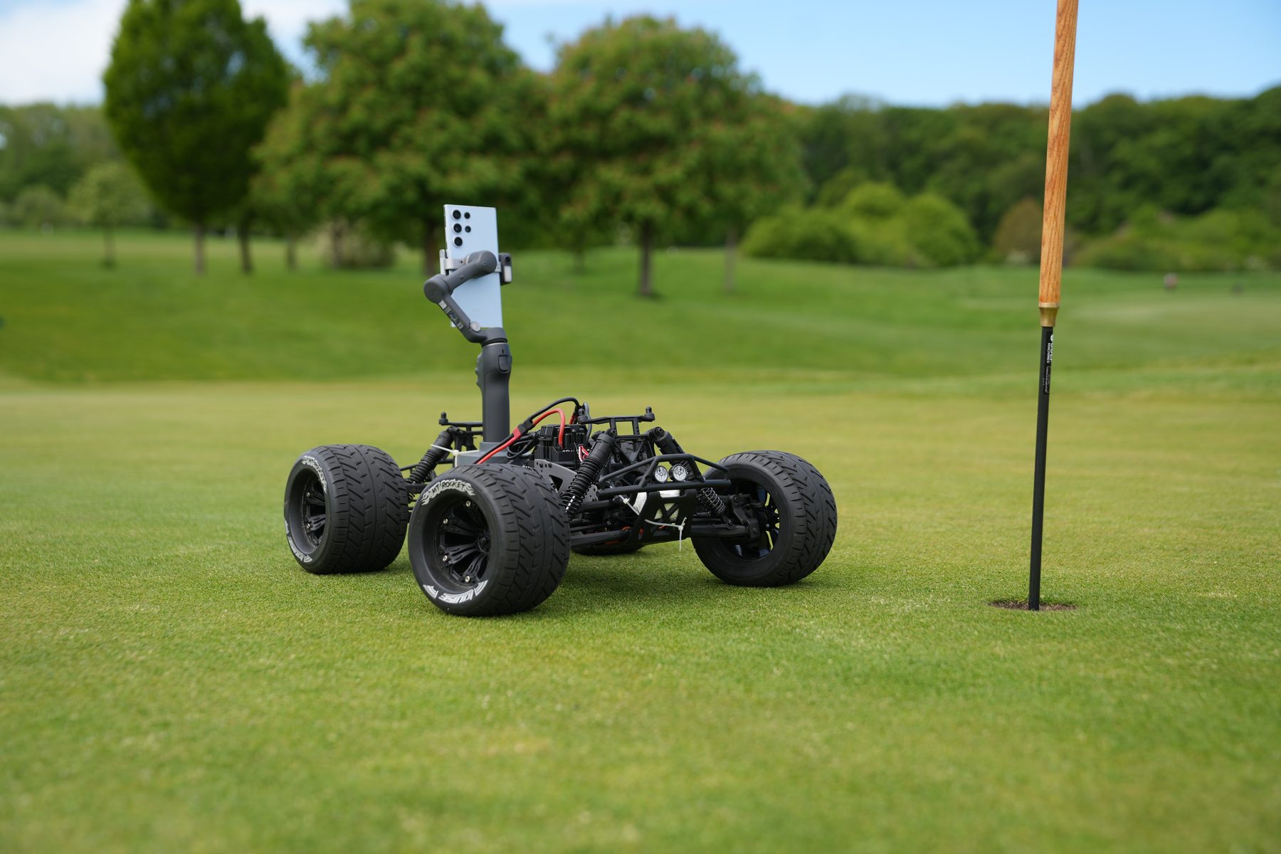 RC-Kamerafahrzeug mit Gimbal auf dem Golfplatz