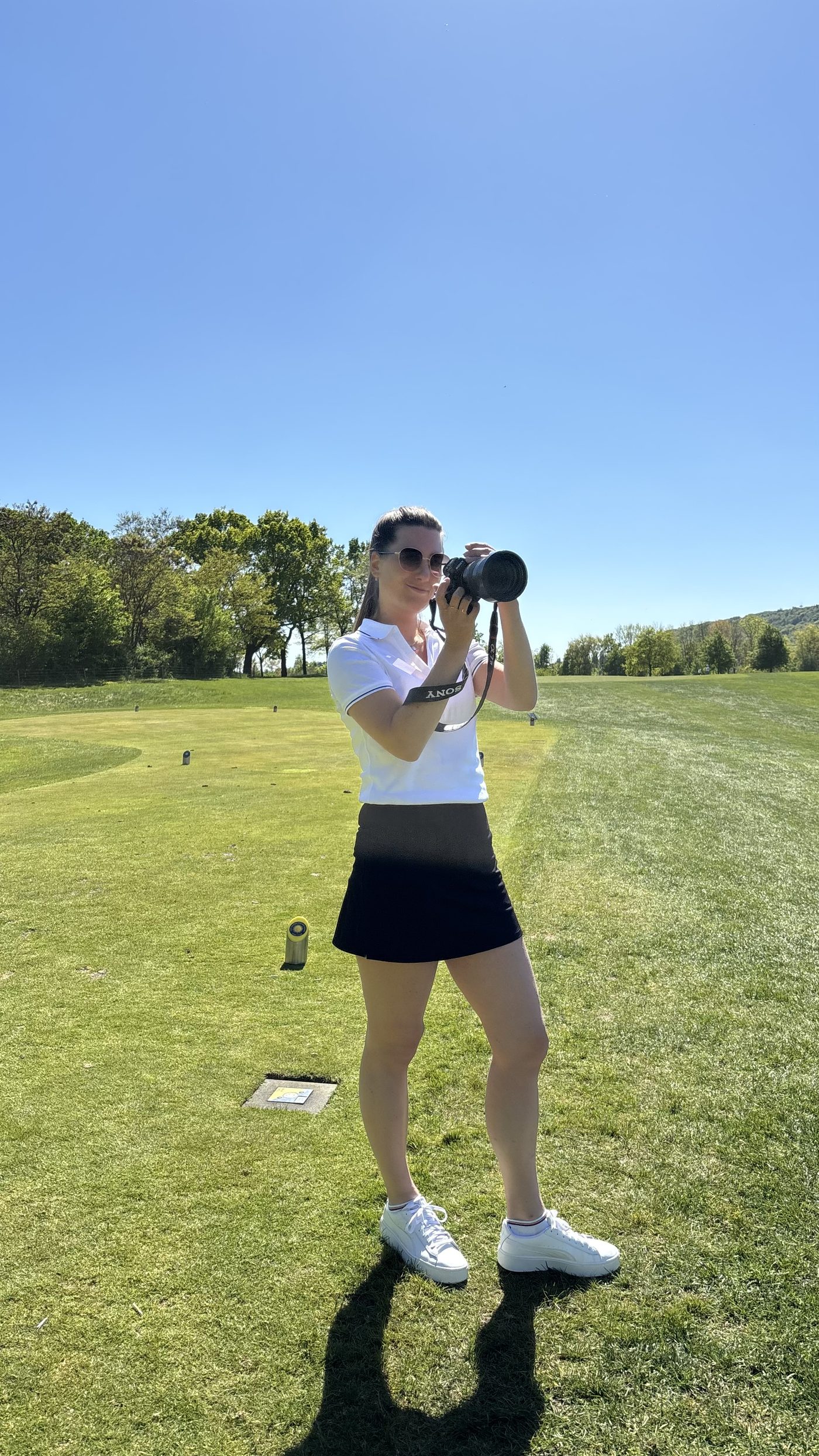 Alina mit Sony-Vollformat auf dem Golfplatz