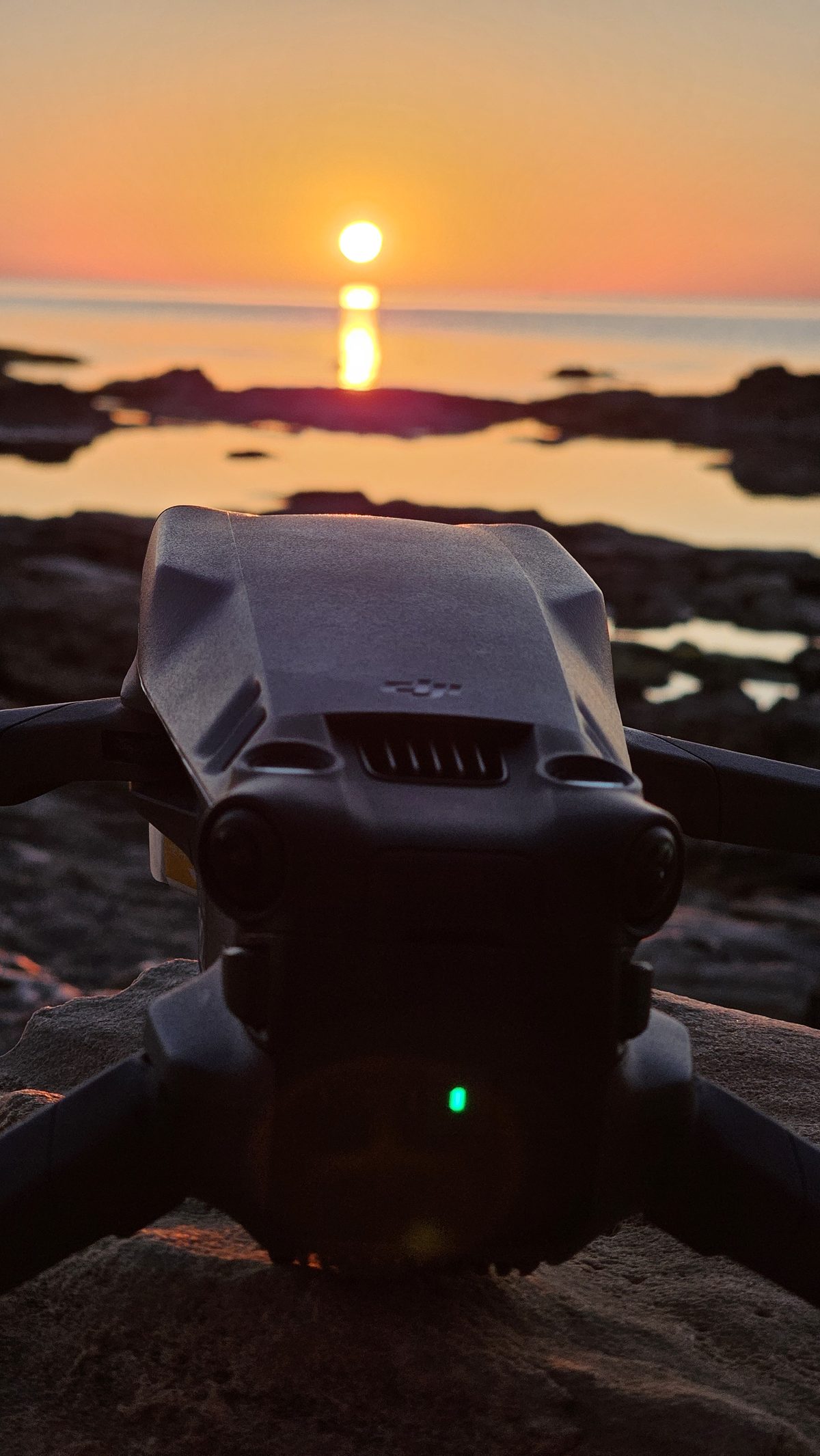DJI Mavic 3 Pro im Sonnenuntergang am Meer