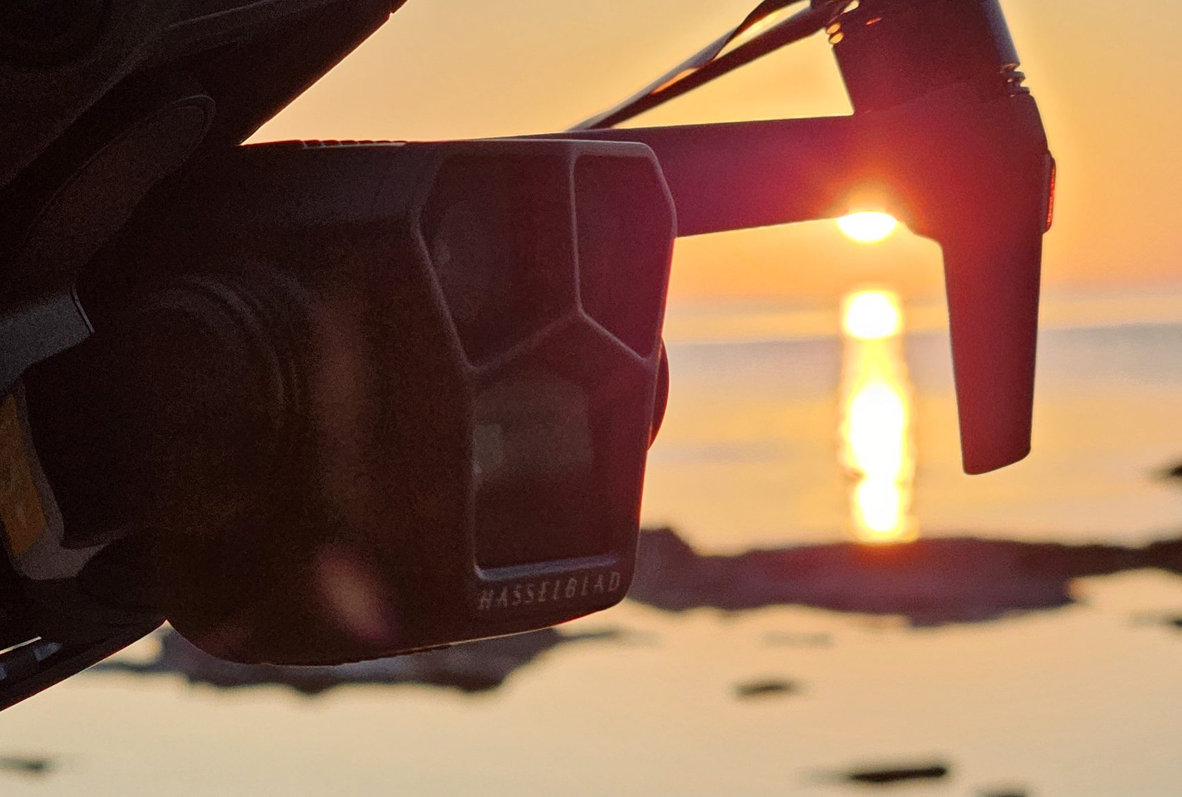 Hasselblad-Gimbal der Mavic 3 als Silhouette gegen die Abendsonne