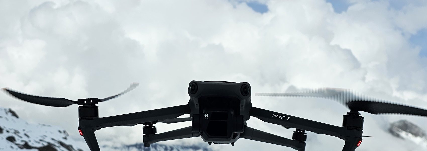 DJI Mavic 3 schwebt vor verschneitem Bergpanorama