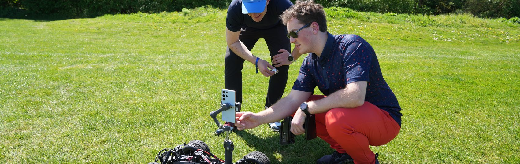 Einweisung am RC-Kamerafahrzeug auf dem Golfplatz