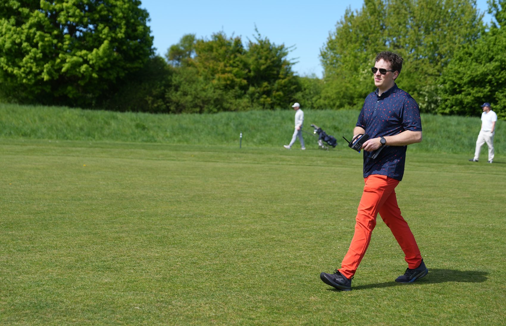 Timo Schmidt steuert die Drohne beim Golfevent